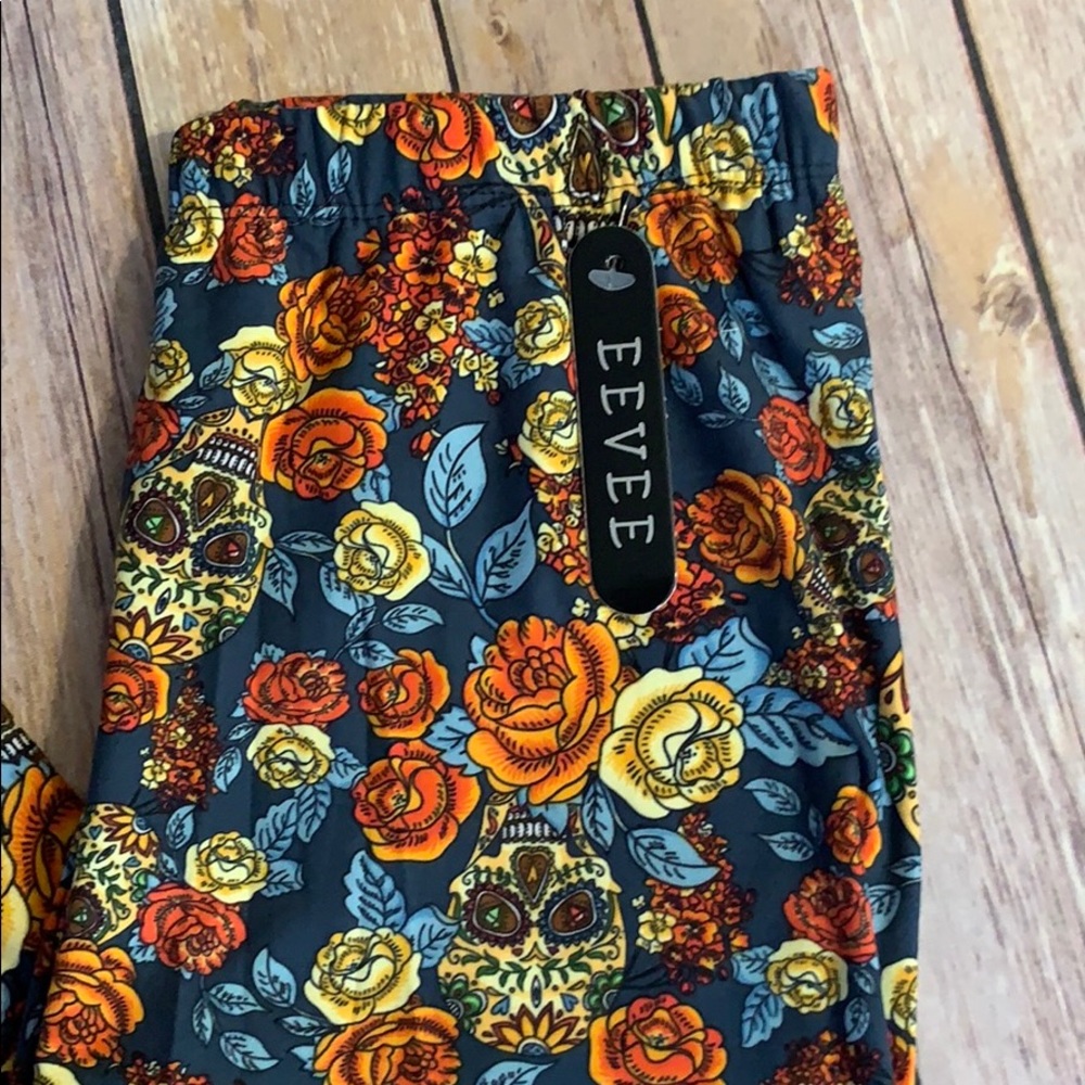 Skull & Roses Leggings 🧡 - Picture 3 of 3